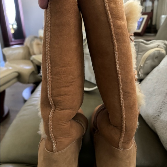 UGG BAILEY BUTTON TRIPLET II SHEEPSKIN BOOT - WOMEN Size 11 - Picture 3 of 8